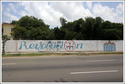 Words painted on a wall on Avenida de la Independencia: "Revoluci&oacute;n". Inside the "O", it says "con la guardia en alto" ("with their guard up") and "CDR" (Committees for the Defense of the Revolution).