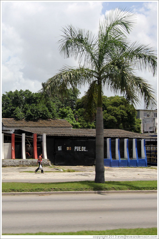 Words painted on a wall on Avenida de la Independencia: "S?e puede" ("Yes, you can" or "Yes, it can be done").