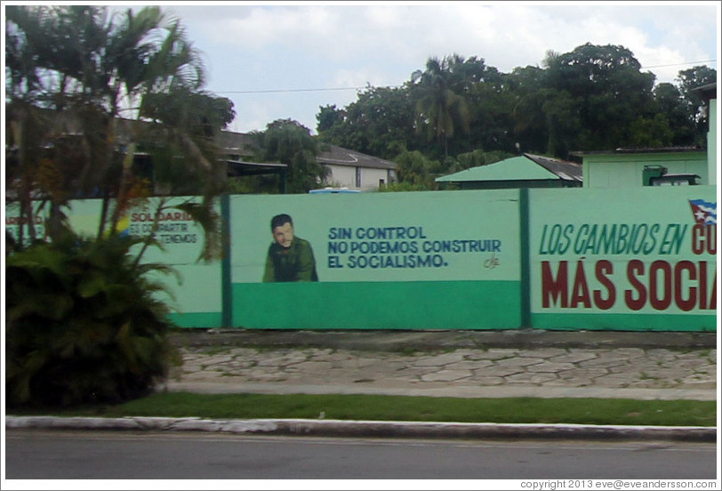 Words by Che Guevara painted on a wall on Avenida de la Independencia: "Sin control no podemos construir el Socialismo" ("Without control, we cannot build Socialism").