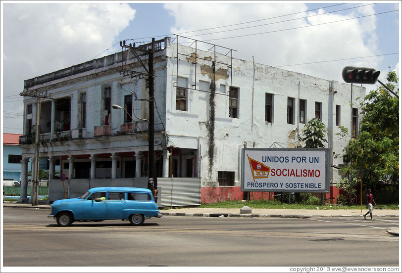 Billboard on Avenida de la Independencia saying: "Unidos por un Socialismo pr&oacute;spero y sostenible" ("United for a prosperous and sustainable Socialism").