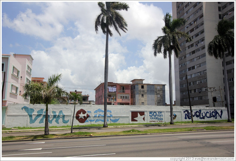 Words painted on a wall on Avenida de la Independencia: "Viva Cuba"; "50 de vanguardia"; "vamos x m&aacute;s"; "Revoluci&oacute;n".