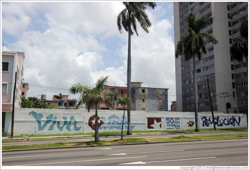 Words painted on a wall on Avenida de la Independencia: "Viva Cuba"; "50 de vanguardia"; "vamos x m&aacute;s"; "Revoluci&oacute;n".