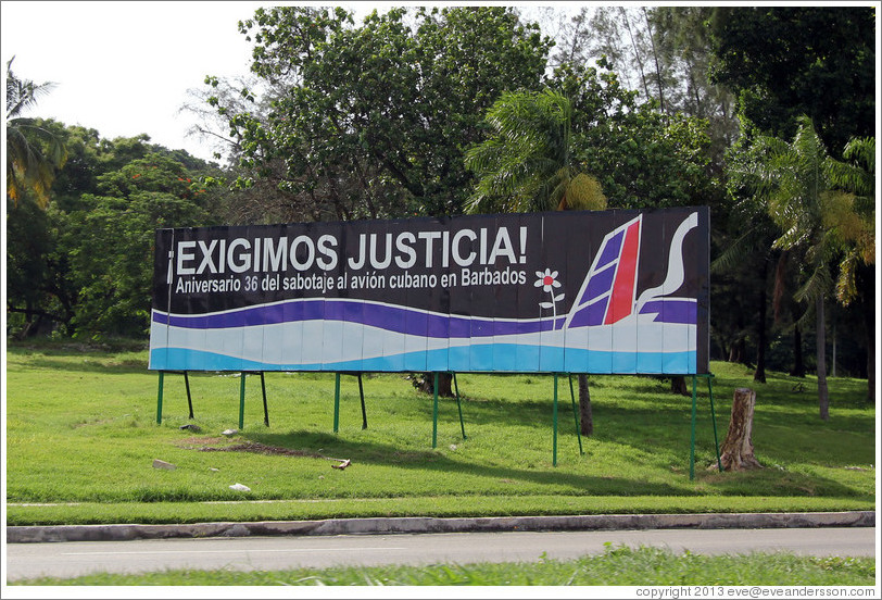 Billboard on Avenida de la Independencia, saying: "&iexcl;Exigimos justicia! Aniversario 36 del sabotaje al avi&oacute; cubano en Barbados" ("We demand justice! 36th anniversary of the sabotage of the Cuban airplane in Barbados").