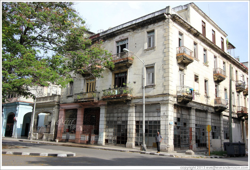 White building, Avenida Salvador Allende (Carlos III).