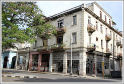 White building, Avenida Salvador Allende (Carlos III).