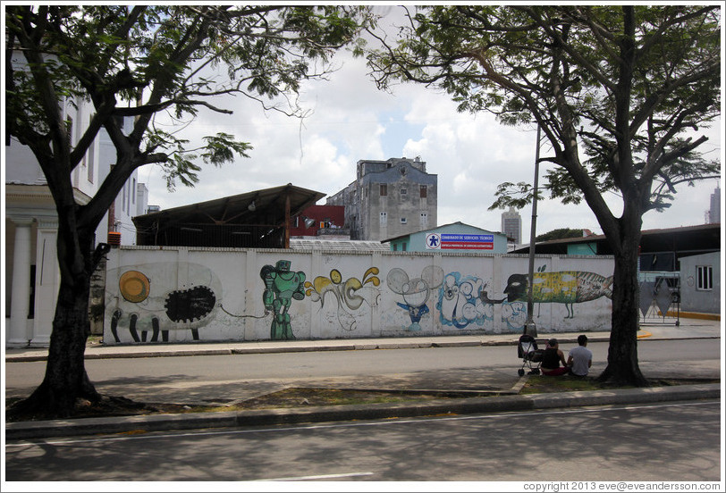 Graffiti of a fish/person/bee with the words "el gran zoo" ("the big zoo"), a robot, and other creatures, Avenida Salvador Allende (Carlos III).