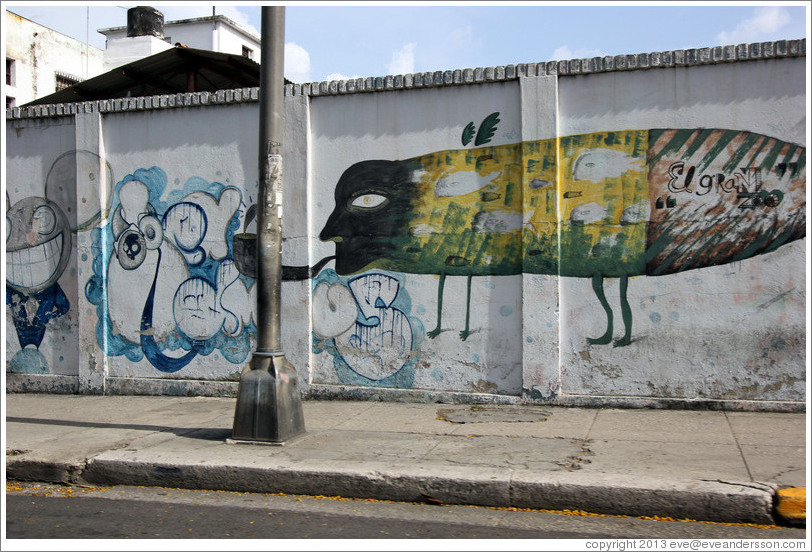 Grafitti of a fish/person/bee with the words "el gran zoo" ("the big zoo"), Avenida Salvador Allende (Carlos III).