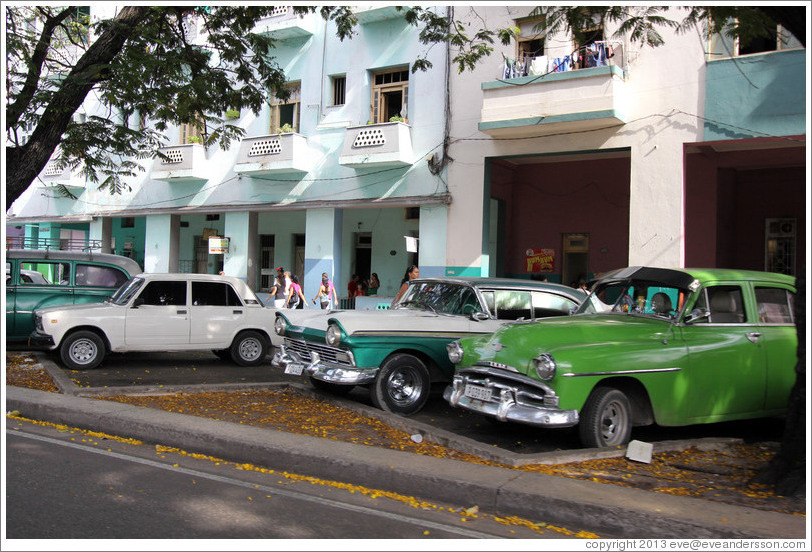 Parked cars, Avenida Salvador Allende (Carlos III).