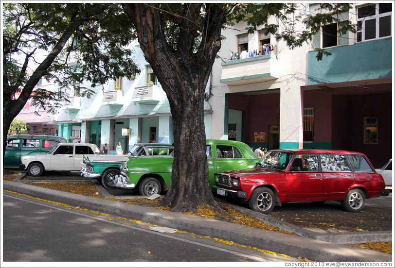 Parked cars, Avenida Salvador Allende (Carlos III).