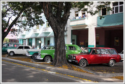 Parked cars, Avenida Salvador Allende (Carlos III).