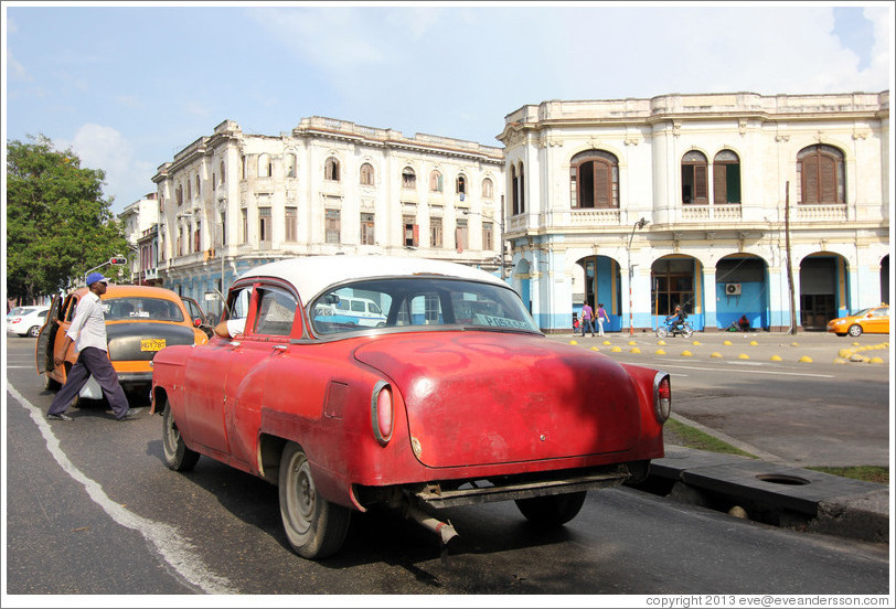 Red and white car, Avenida Salvador Allende (Carlos III).