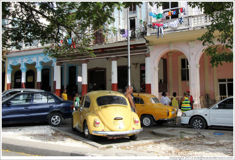 Yellow Volkswagen Beetle, Avenida Salvador Allende (Carlos III).