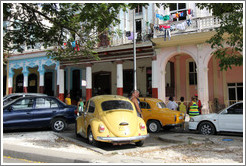 Yellow Volkswagen Beetle, Avenida Salvador Allende (Carlos III).