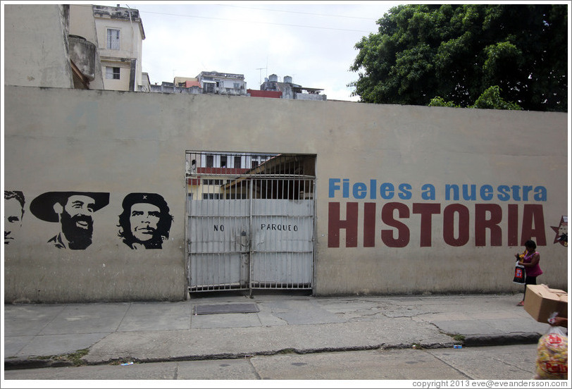 Words painted on a wall, saying "Fieles a nuestra historia" ("Faithful to our history"), Avenida Simon Bolivar (Calle Reina).