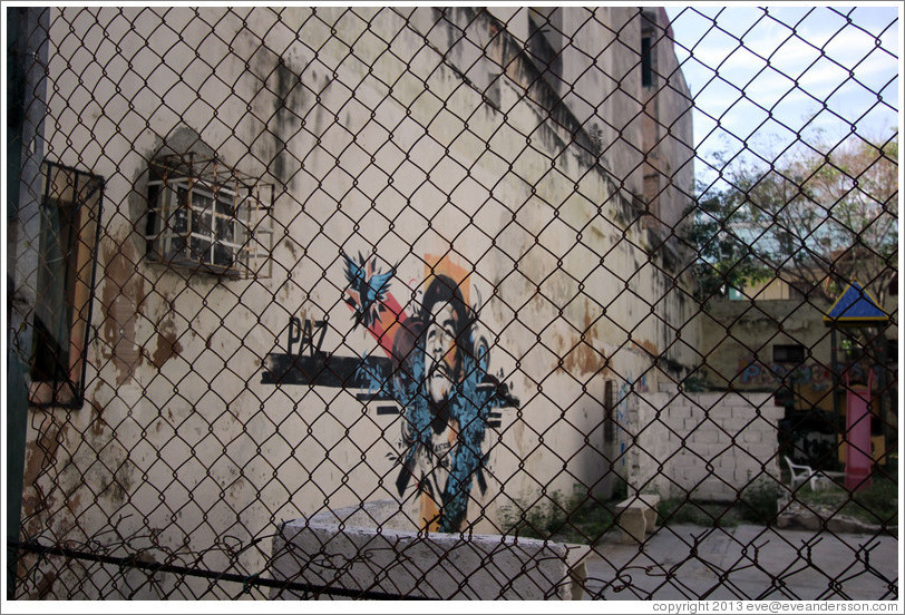 Playground, with a picture of Che Guevara and the words "Paz" ("Peace") and "Justicia para todos" ("Justice for all").