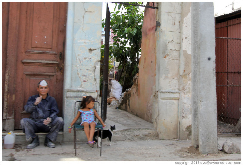 Man giving me a thumbs up, next to a girl with a cat. Calle Jesus Peregrino.