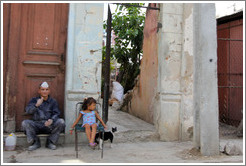 Man giving me a thumbs up, next to a girl with a cat. Calle Jesus Peregrino.