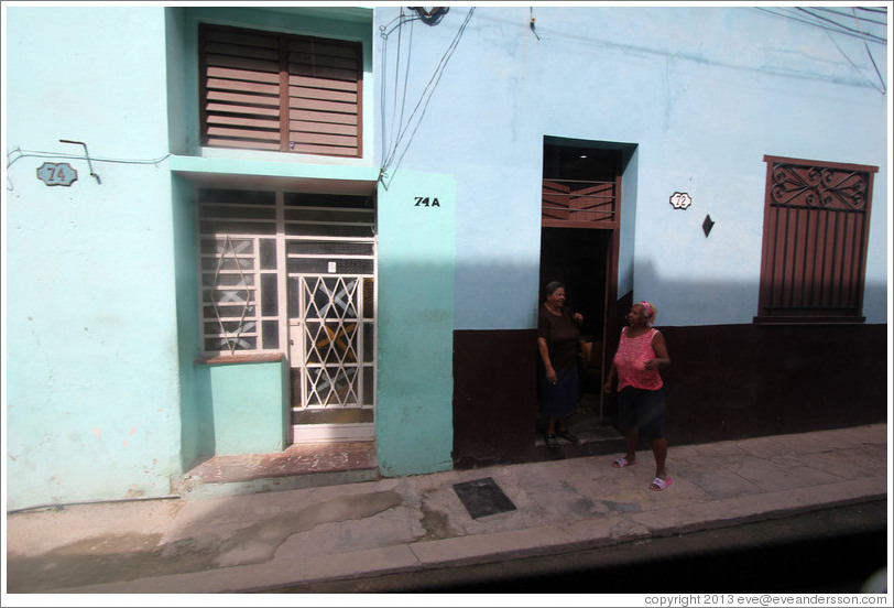 Women talking, Calle Jovellar.