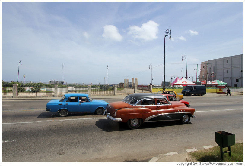 Blue and red cars, Calle Padre Varela (Belonscoain).