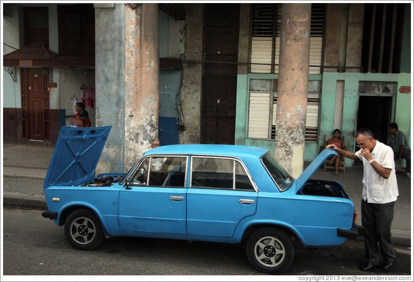 Broken down blue car, Calle Padre Varela (Belonscoain).