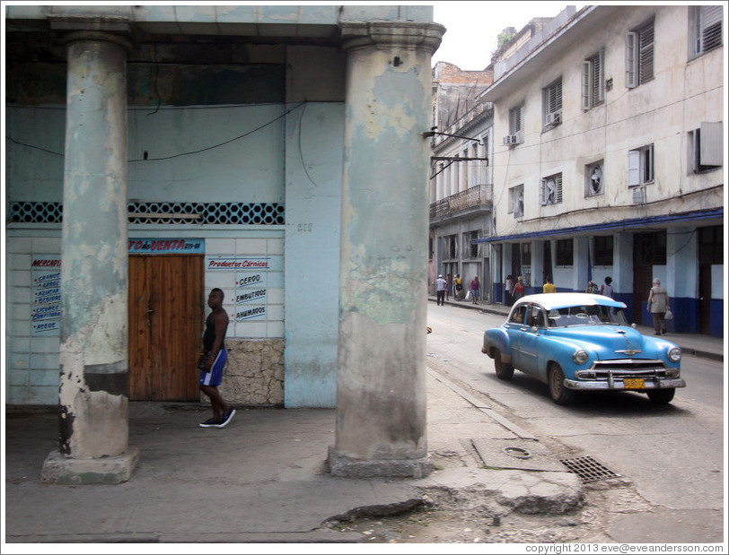 Blue car next to a blue building, Calle Padre Varela (Belonscoain).