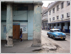 Blue car next to a blue building, Calle Padre Varela (Belonscoain).