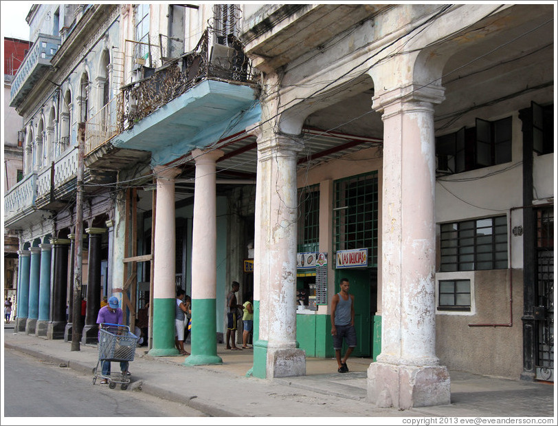 Man with a shopping cart, Calle Padre Varela (Belonscoain).