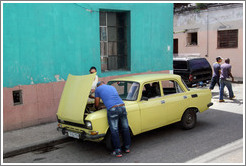 Broken down yellow car, Calle Padre Varela (Belonscoain).