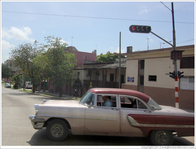 Beige and brown car, Calzada 10 de Octubre.