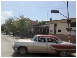 Beige and brown car, Calzada 10 de Octubre.
