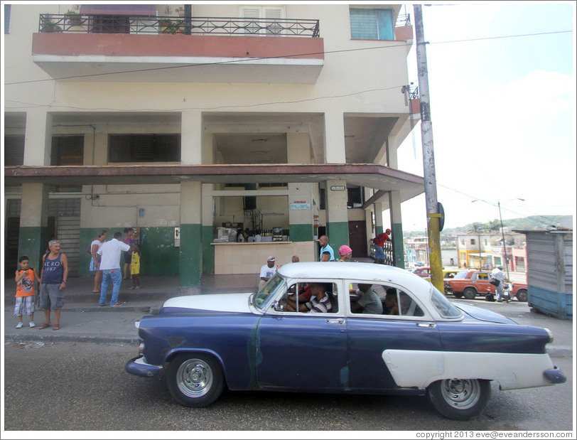 Blue and white car, Calzada 10 de Octubre.