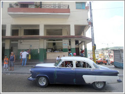 Blue and white car, Calzada 10 de Octubre.