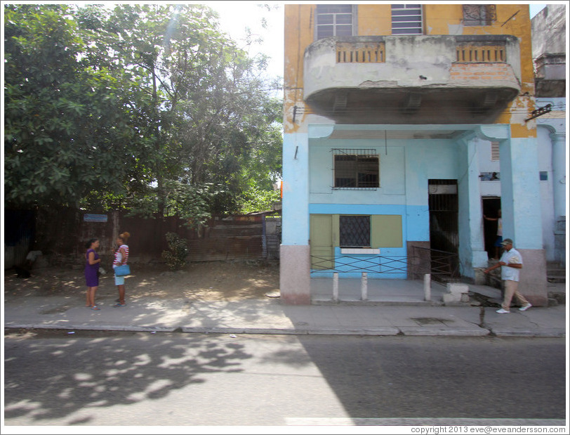 Blue and yellow house, Calzada 10 de Octubre.