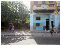 Blue and yellow house, Calzada 10 de Octubre.