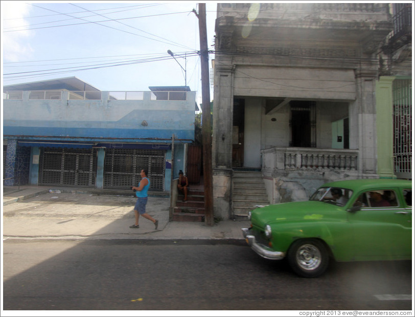 Blue building, green car, Calzada 10 de Octubre.