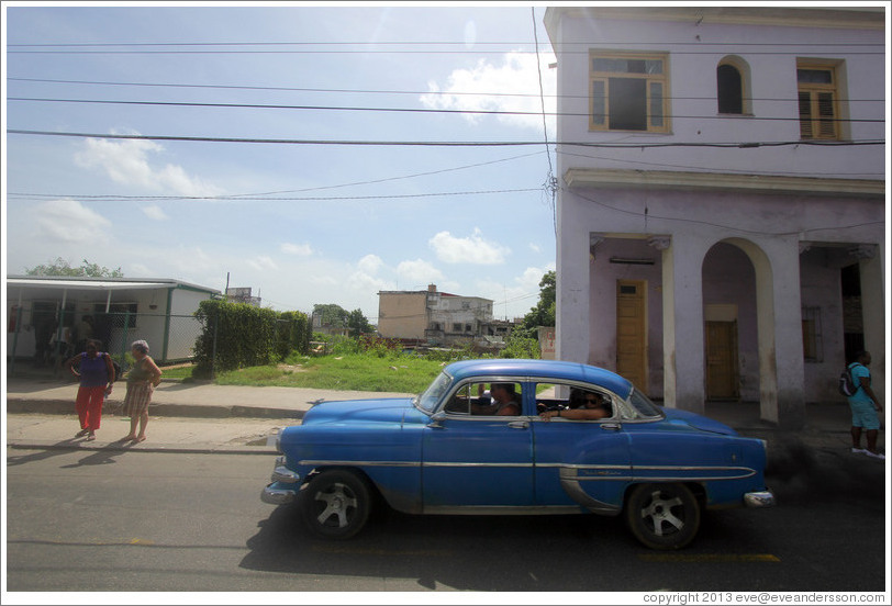 Blue car, Calzada 10 de Octubre.