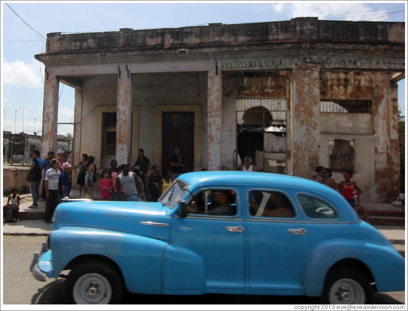 Blue car, Calzada 10 de Octubre.