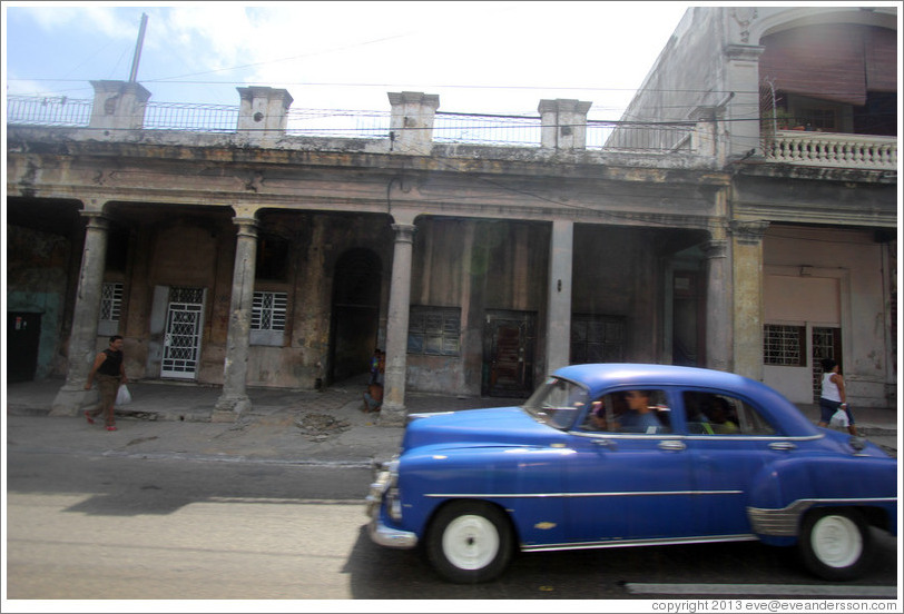 Blue car, Calzada 10 de Octubre.