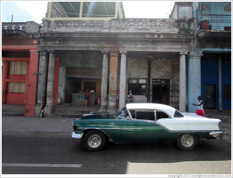 Green and white car, Calzada 10 de Octubre.