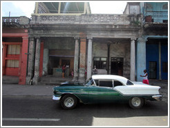 Green and white car, Calzada 10 de Octubre.