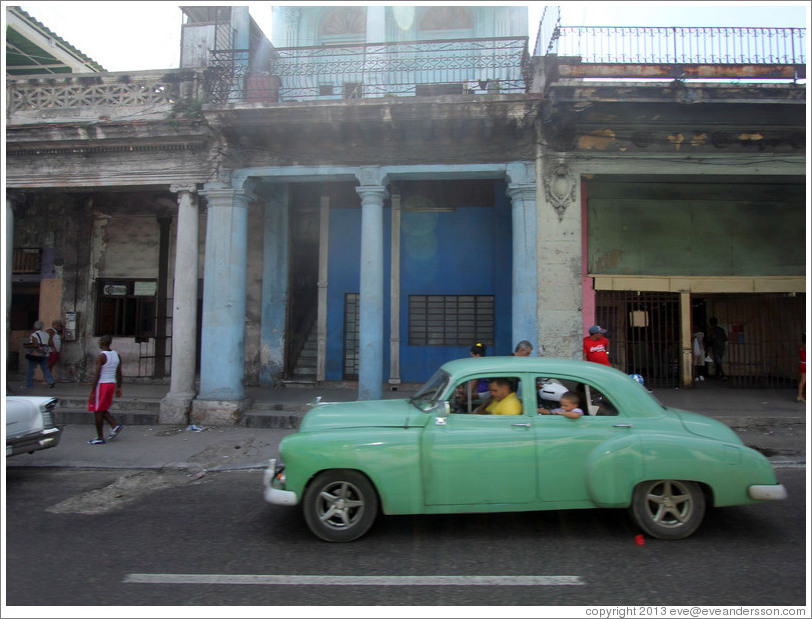 Green car, Calzada 10 de Octubre.