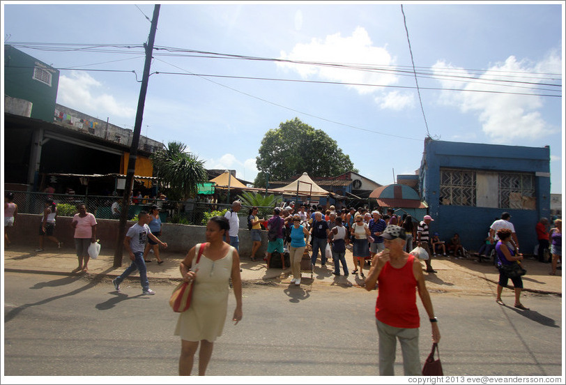 People leaving a market, Calzada 10 de Octubre.