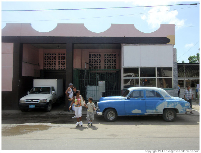 Pink building and blue and white car, Calzada 10 de Octubre.