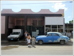 Pink building and blue and white car, Calzada 10 de Octubre.