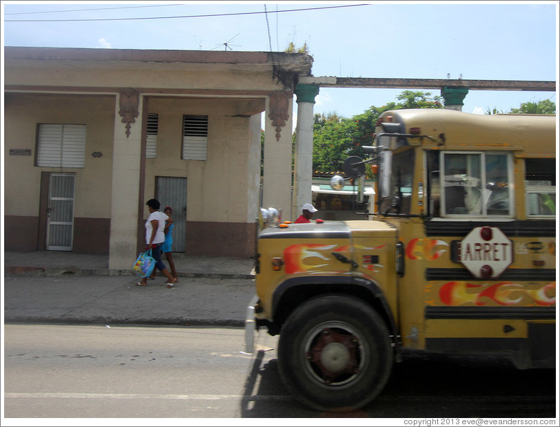 Repurposed school bus, now used to transport adults, Calzada 10 de Octubre.