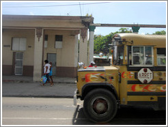 Repurposed school bus, now used to transport adults, Calzada 10 de Octubre.