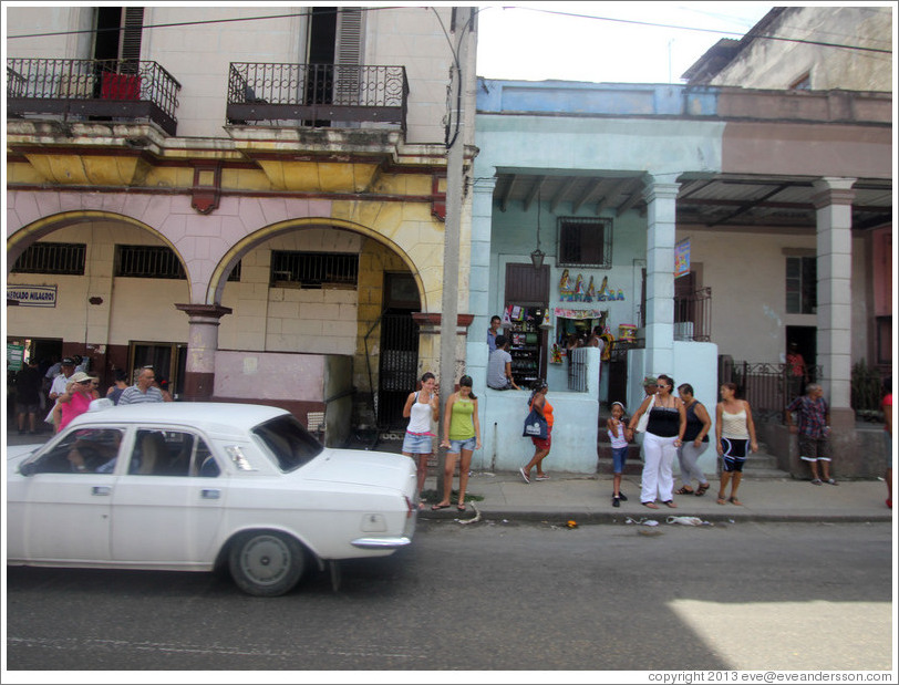 White car, Calzada 10 de Octubre.