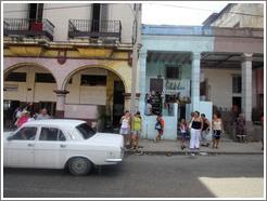 White car, Calzada 10 de Octubre.