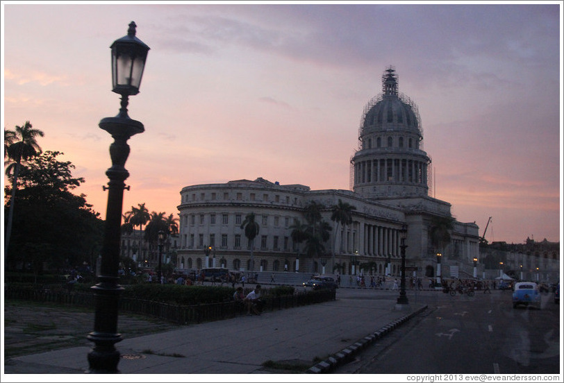 El Capitolio at dusk.