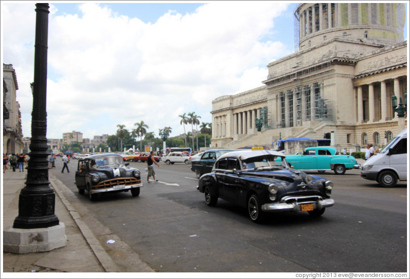 Black and white taxis in front of El Capitolio.